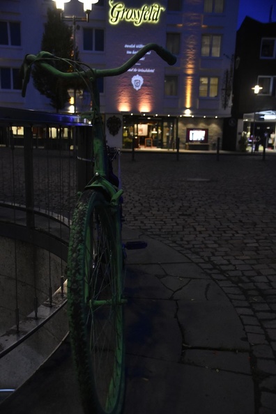 Gerrit Dams"Ruhepohl" Fahrrad vor einem Hotel
